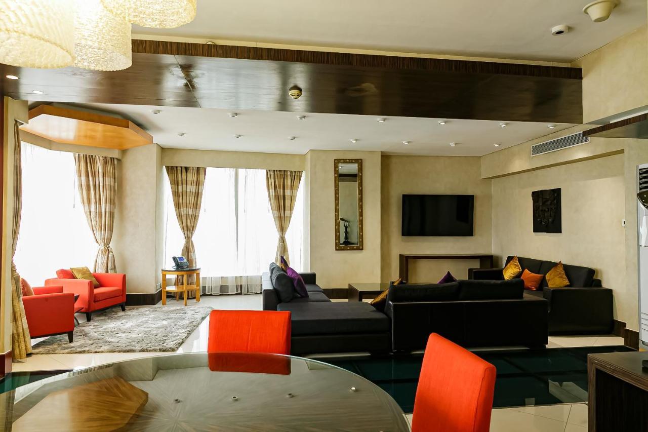 Lagos Continental Hotel Zewnętrze zdjęcie A living room in a luxury apartment