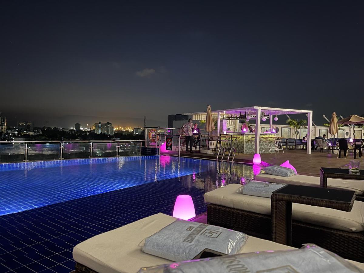 Lagos Continental Hotel Zewnętrze zdjęcie The rooftop pool at the hotel