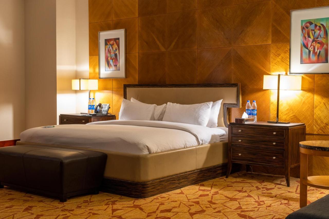 Lagos Continental Hotel Zewnętrze zdjęcie A bedroom at the Fairmont