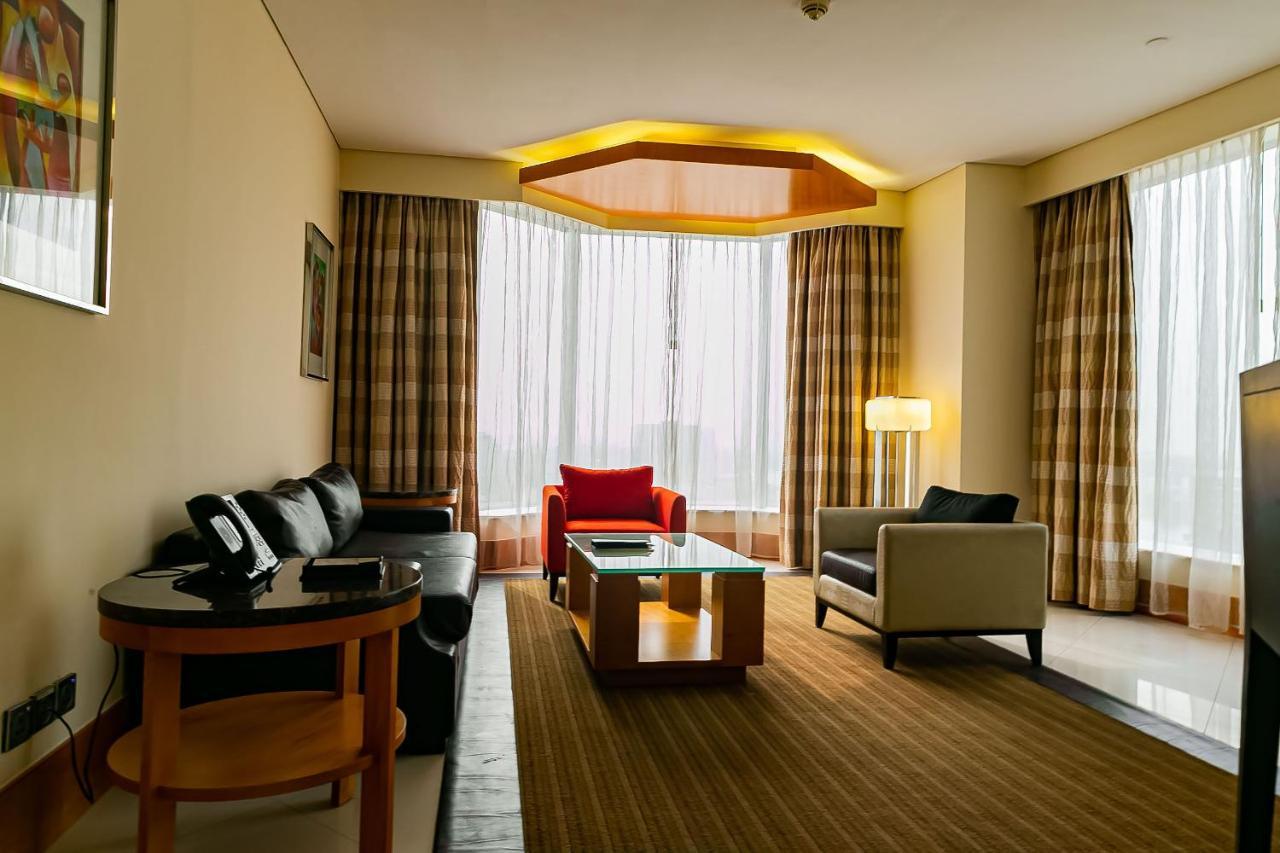 Lagos Continental Hotel Zewnętrze zdjęcie Living room of a suite at the hotel