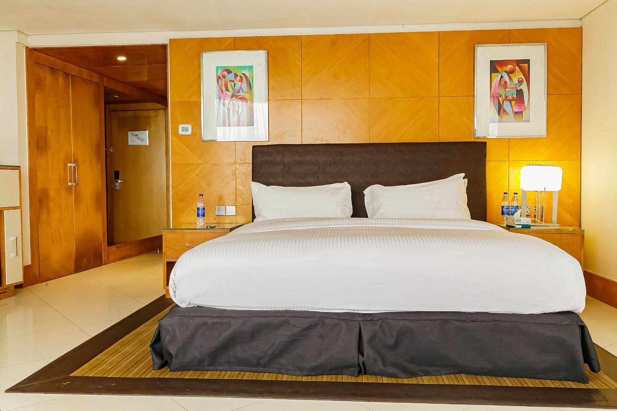 Lagos Continental Hotel Zewnętrze zdjęcie A bedroom at the hotel