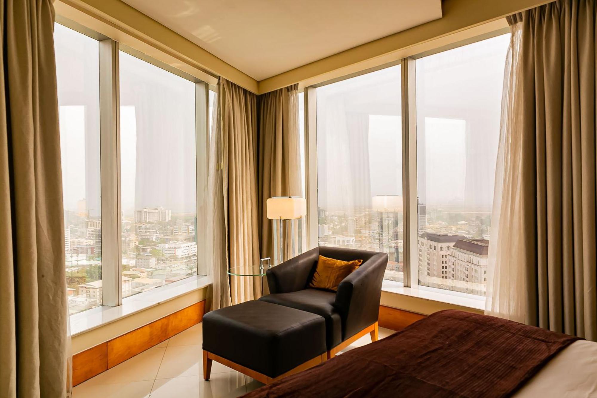 Lagos Continental Hotel Zewnętrze zdjęcie A room at the Ritz-Carlton, Dubai