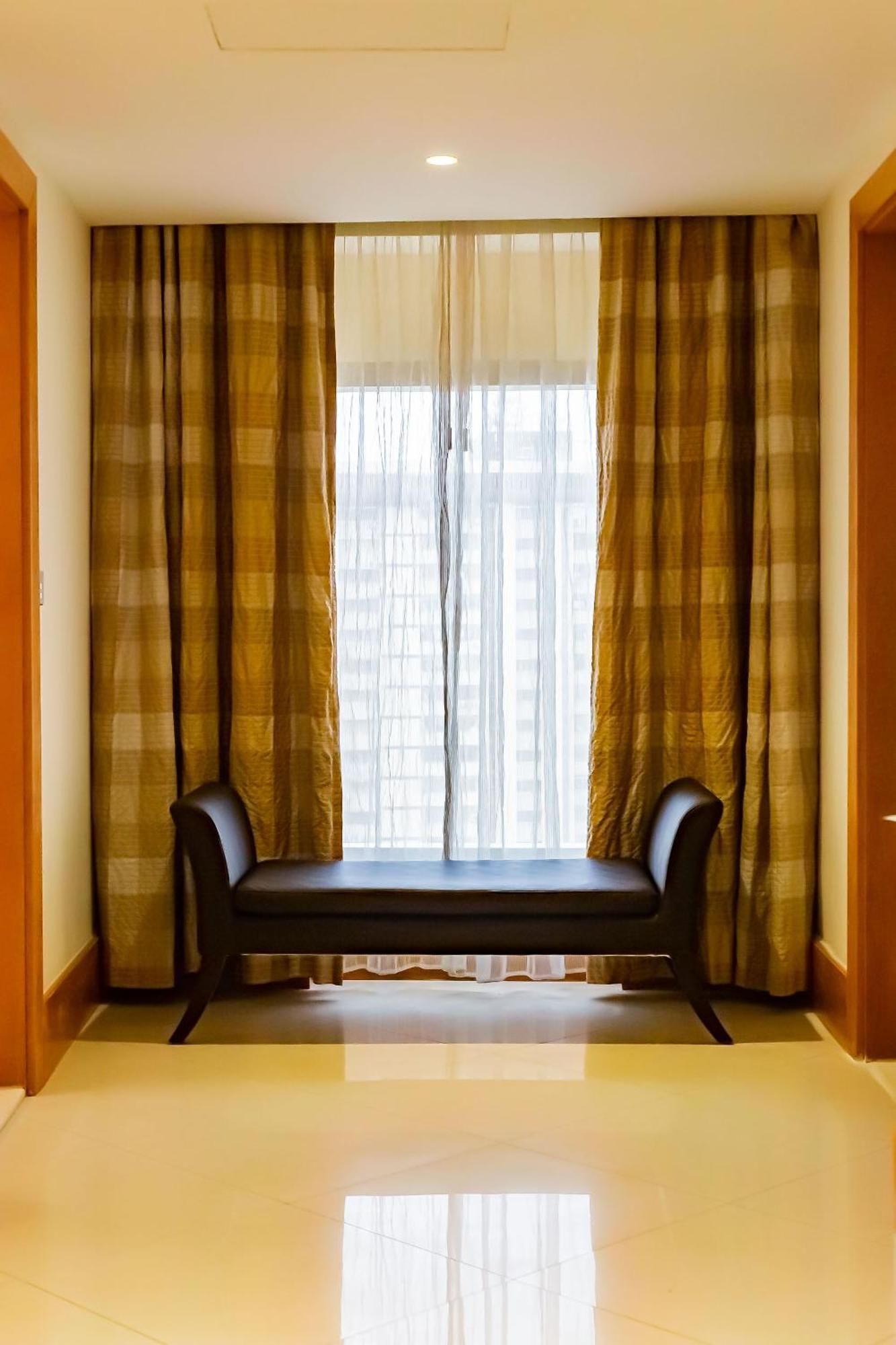 Lagos Continental Hotel Zewnętrze zdjęcie Window seat with a settee