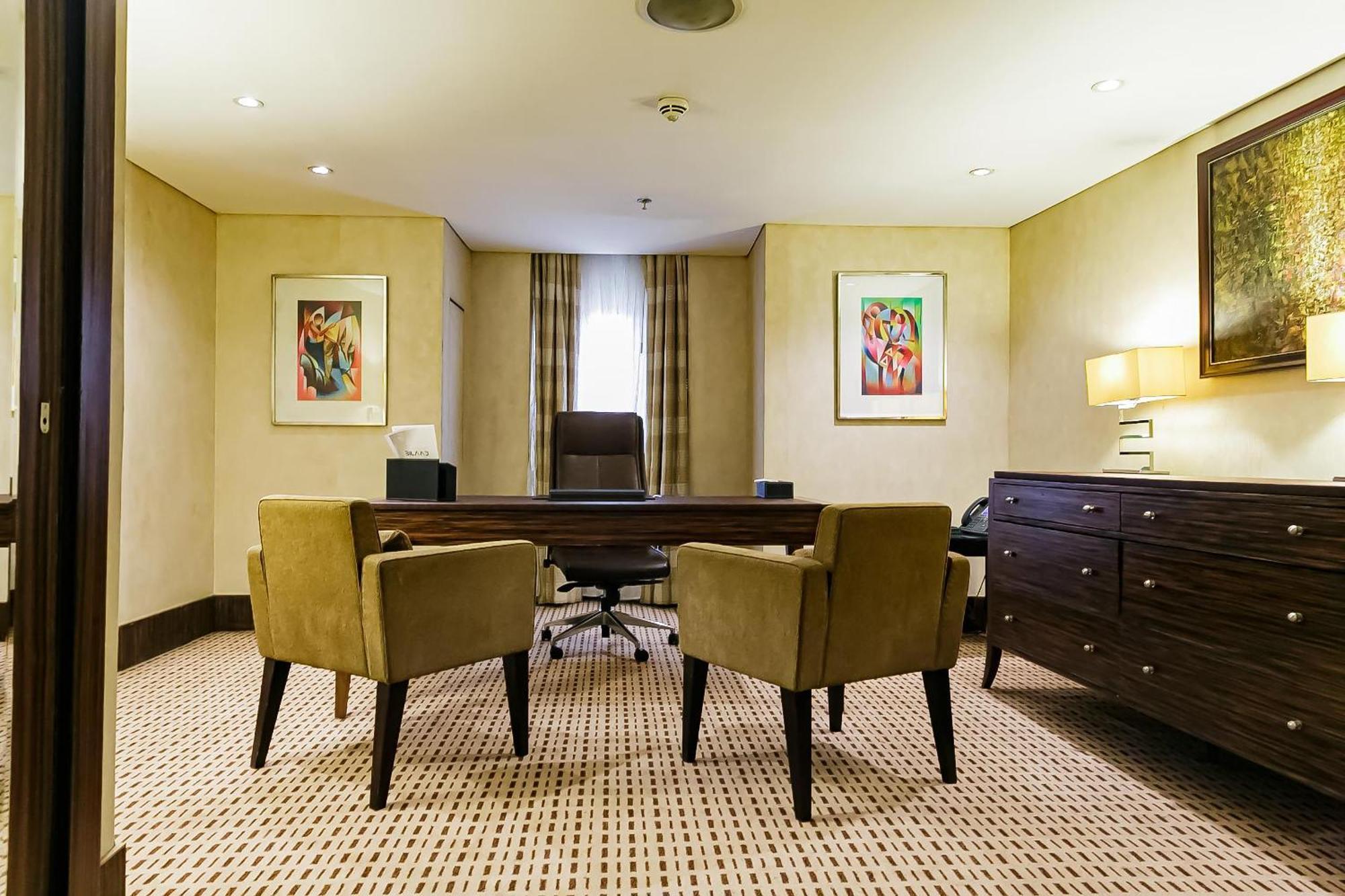 Lagos Continental Hotel Zewnętrze zdjęcie A typical office at the Four Seasons Hotel, London