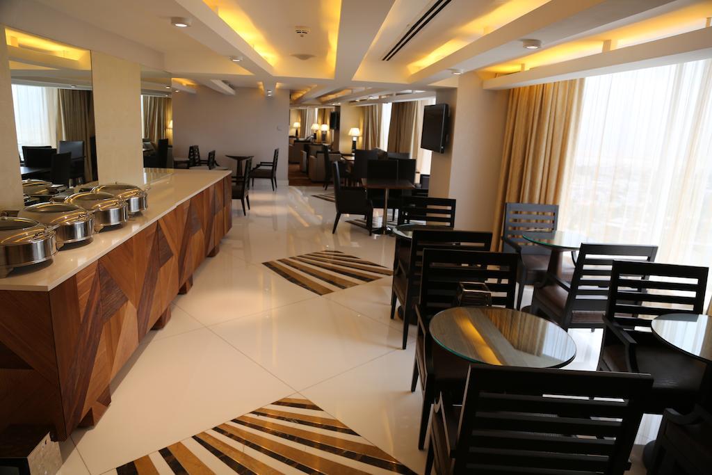 Lagos Continental Hotel Zewnętrze zdjęcie The Royal Club Lounge at the Royal Plaza Hotel